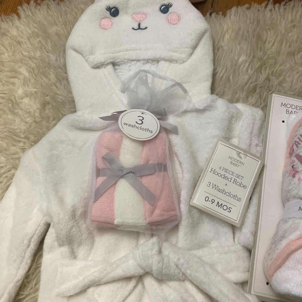 7-9 Modern Baby girls robe towel gift set baby shower 0-9m NWT - Picture 2 of 3